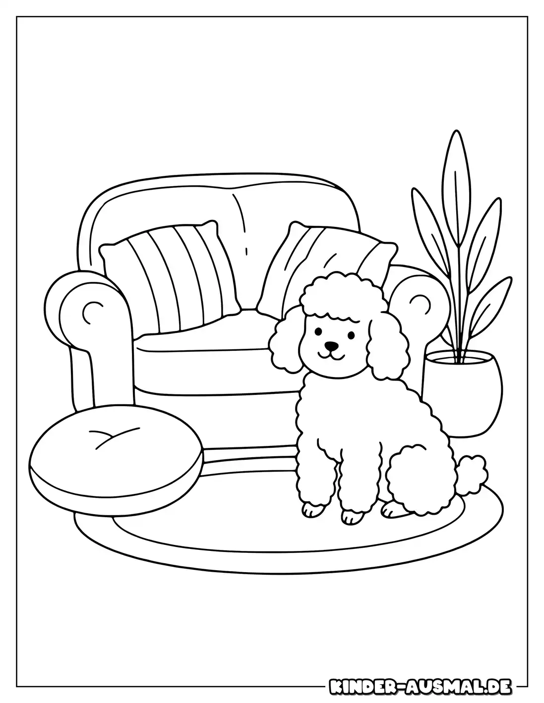 Ein Pudel sitzt neben einem großen gemütlichen Sofa.